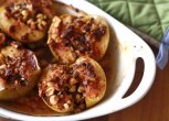 Как запечь яблоки с корицей и орехами