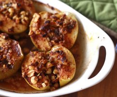 Как запечь яблоки с корицей и орехами